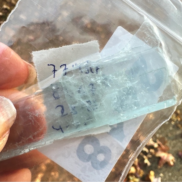 77.45 Carat’s Rough Aquamarine Crystal - Picture 11 of 14